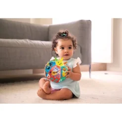 Baby Palla suona e canta